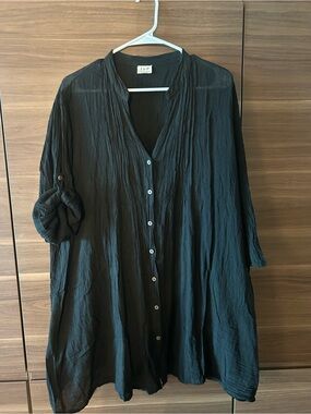 Lightweight Black Button-Up Tunic Top